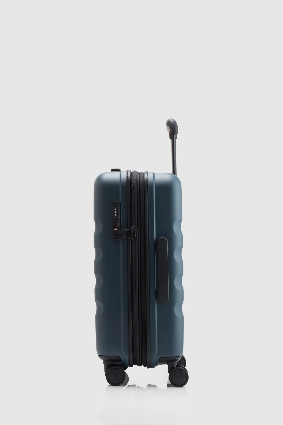 Icon Stripe 55cm Suitcase - Image 2