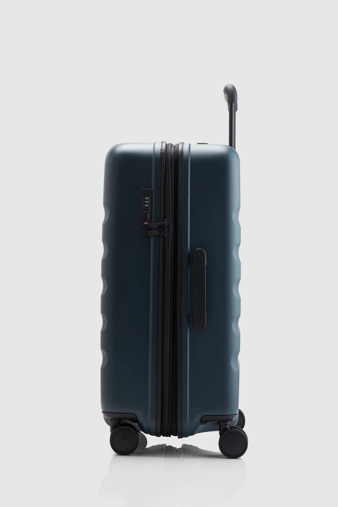 Icon Stripe 66cm Suitcase - Image 2