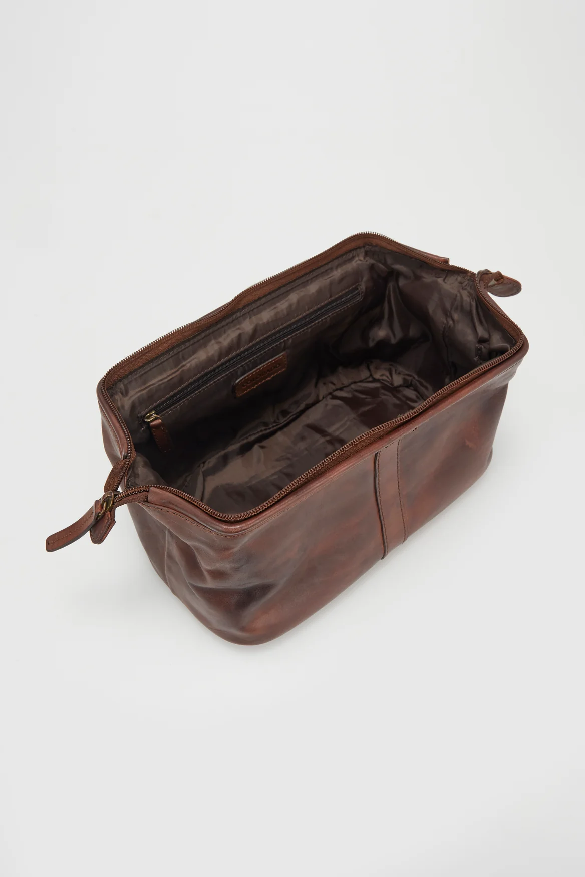 Flynn Leather Washbag - Image 3