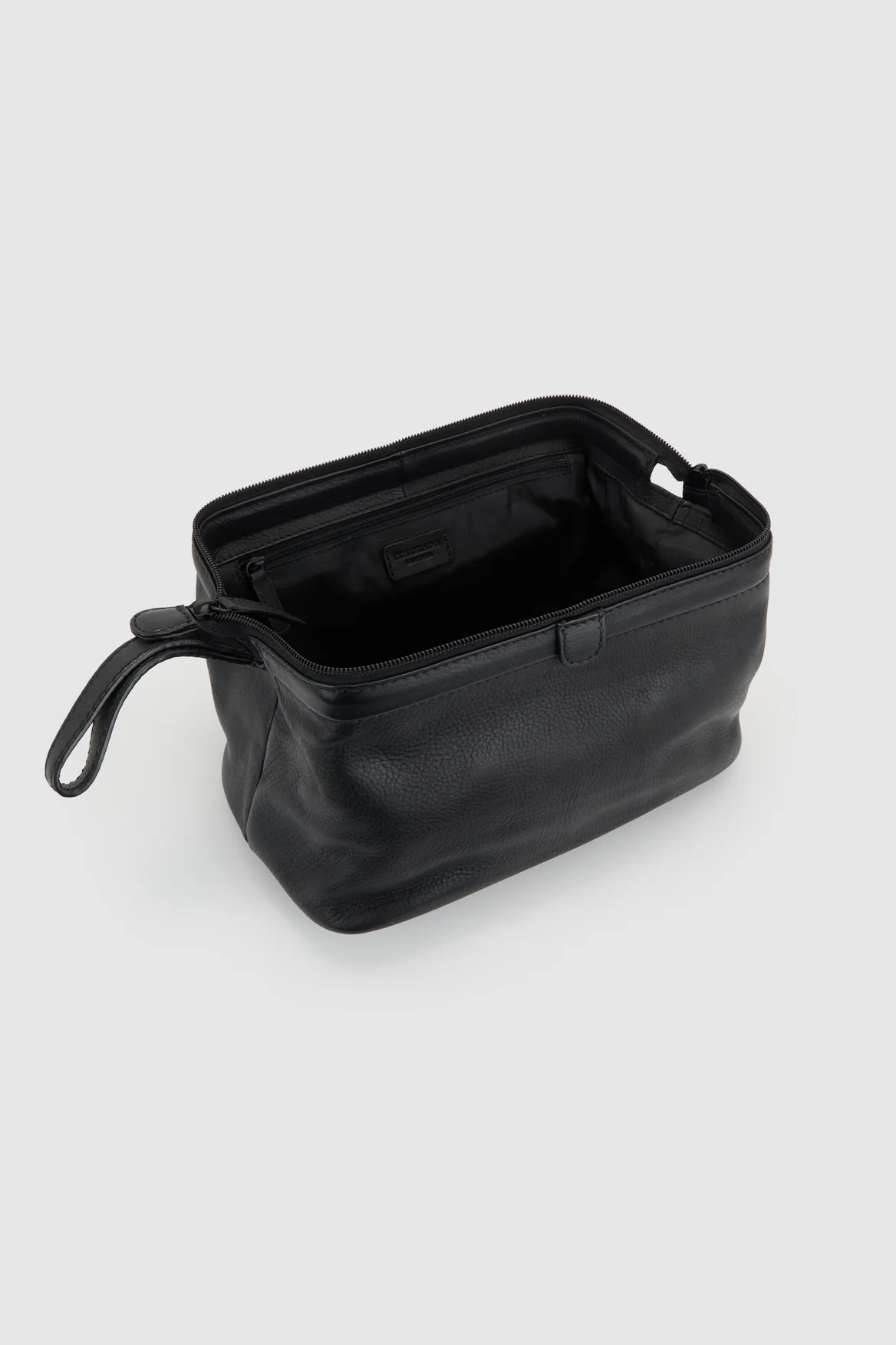 Flynn Leather Washbag - Image 3
