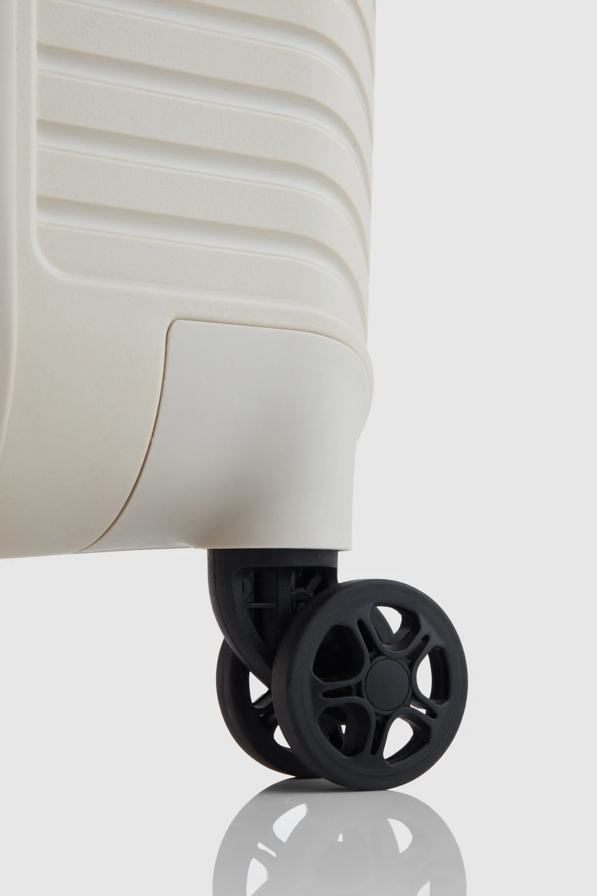 Bondi Check-In 80cm Suitcase - Image 6