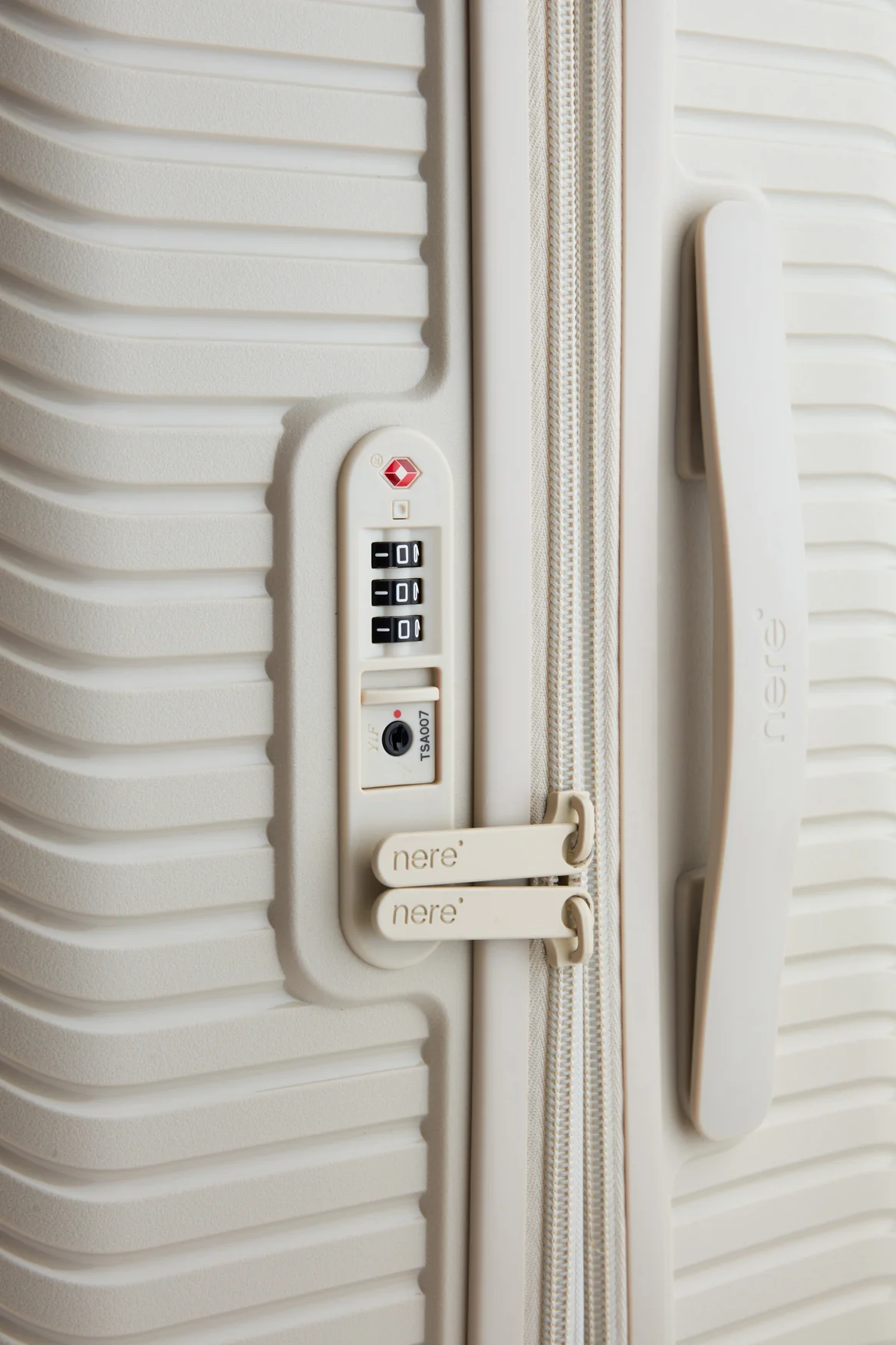 Bondi Check-In 80cm Suitcase - Image 7