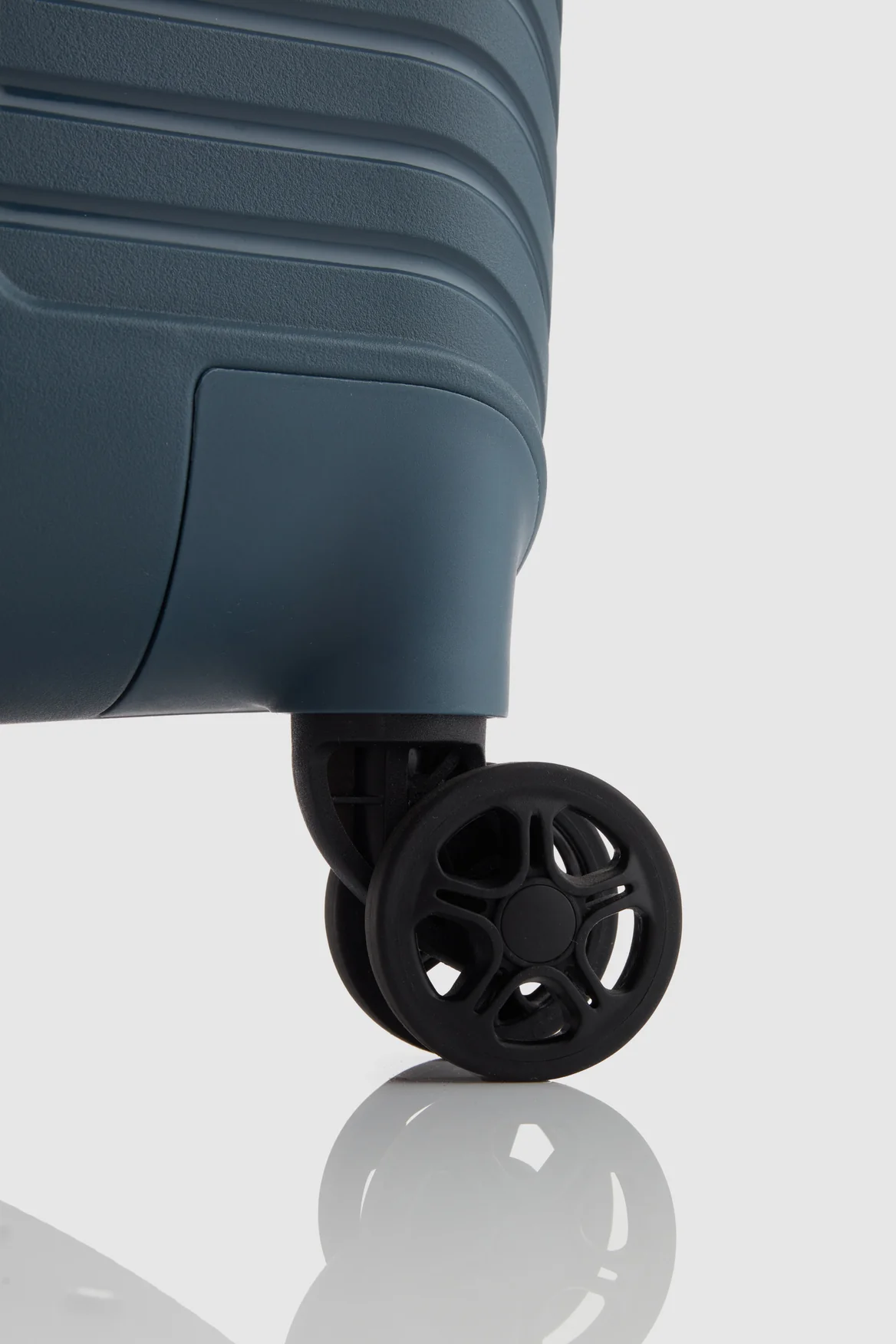 Bondi Check-In 80cm Suitcase - Image 6