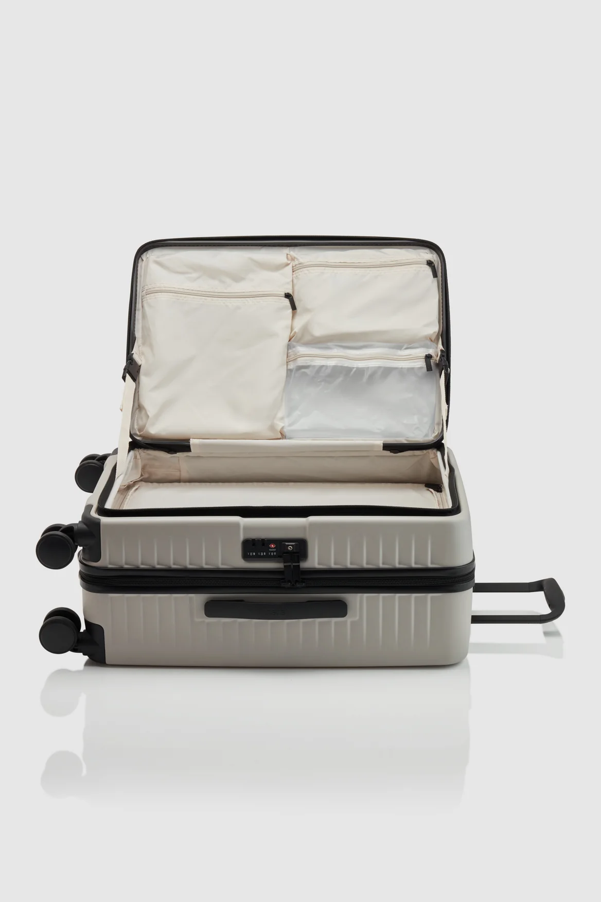 Venture Dual Open 56cm Suitcase - Image 3