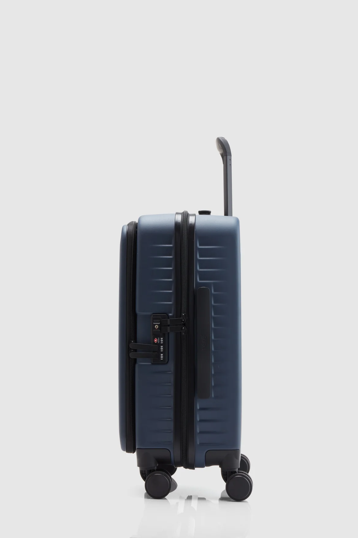 Venture Dual Open 56cm Suitcase - Image 2