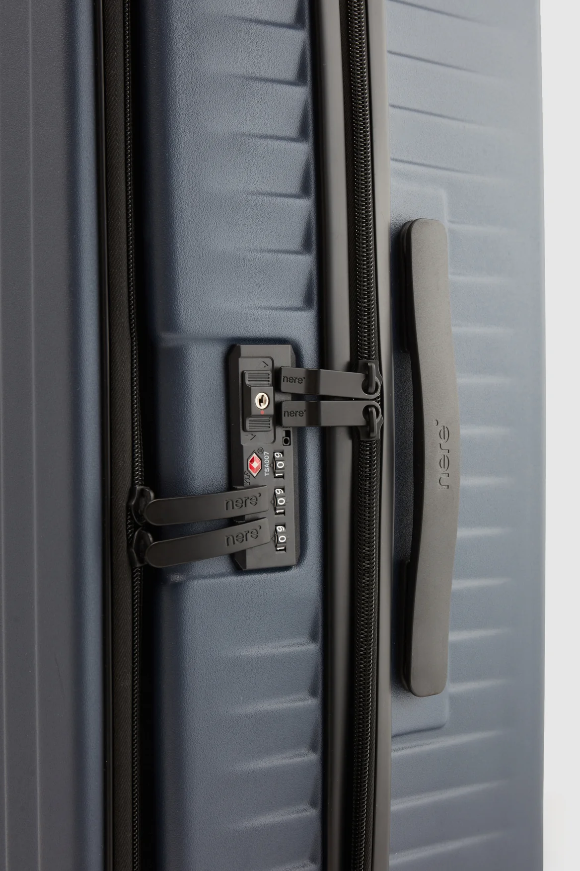 Venture Dual Open 66cm Suitcase - Image 8