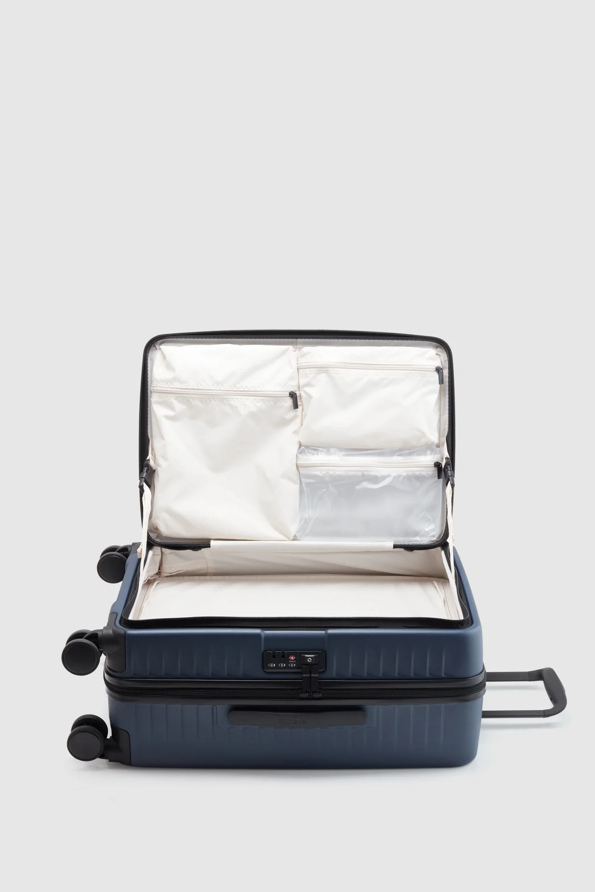 Venture Dual Open 76cm Suitcase - Image 3