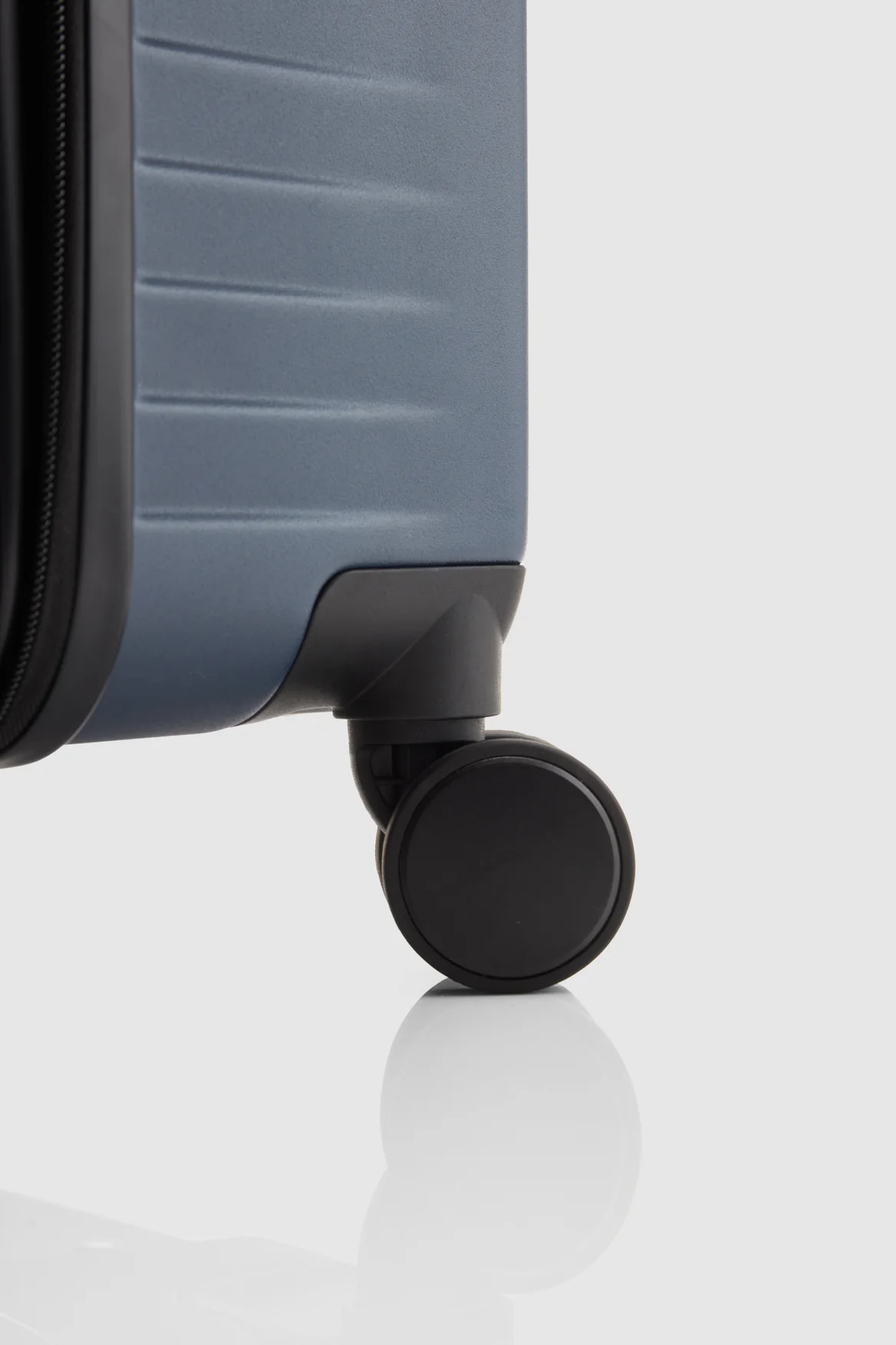 Venture Dual Open 76cm Suitcase - Image 7