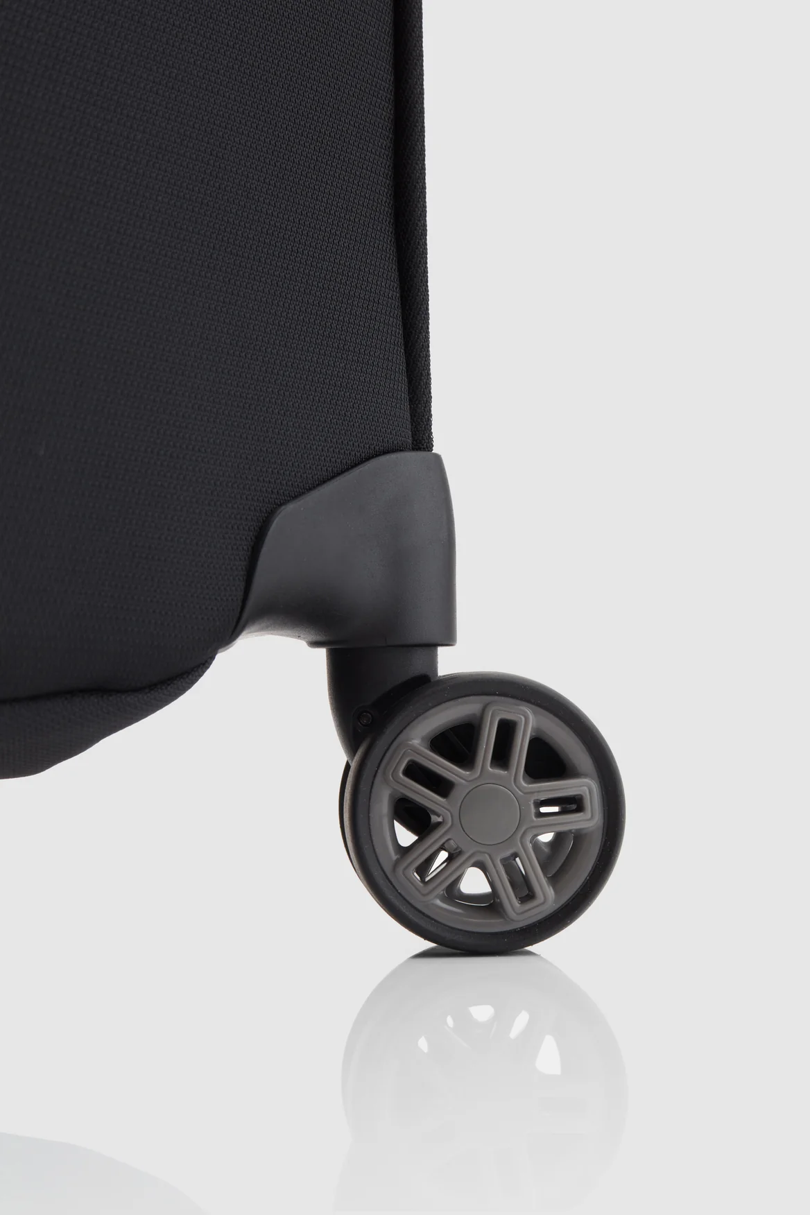 Airea Check-In 78cm Suitcase - Image 6