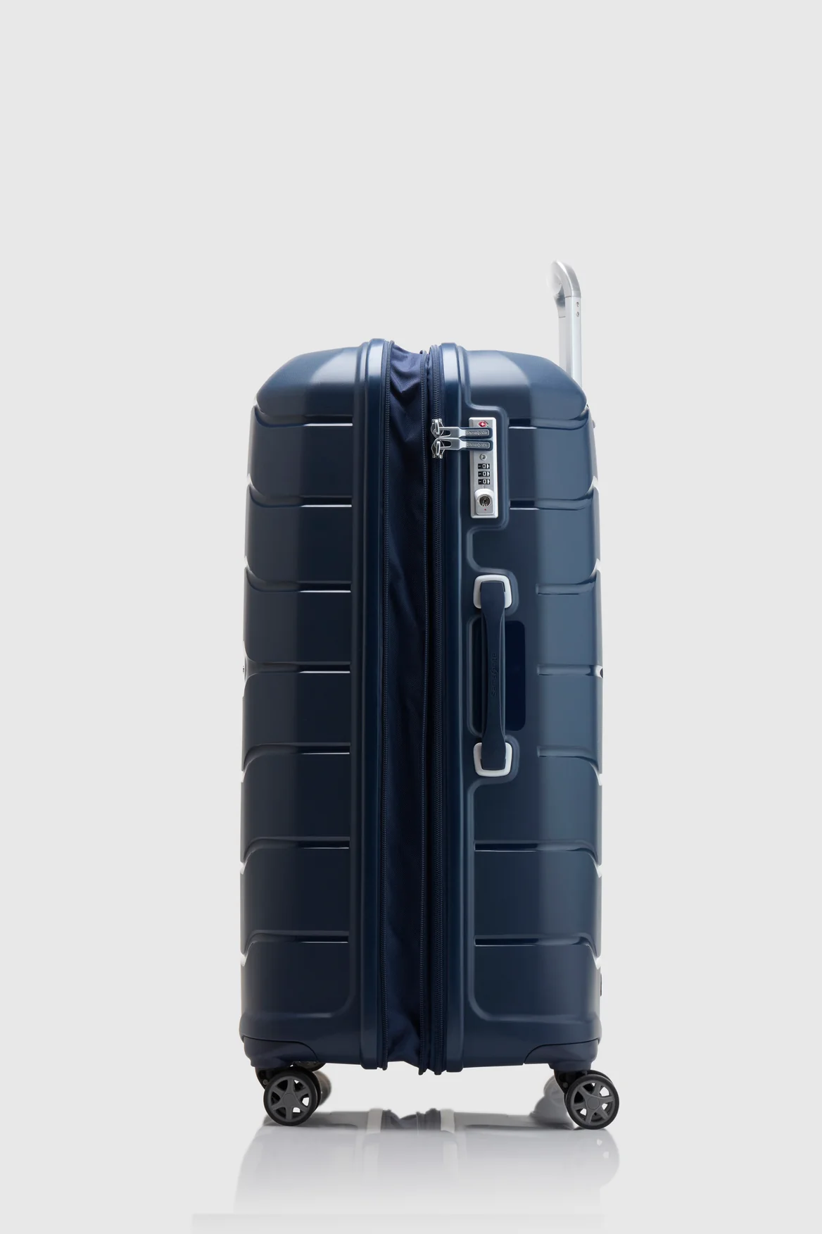 Oc2lite Check-In 68cm Suitcase - Image 3