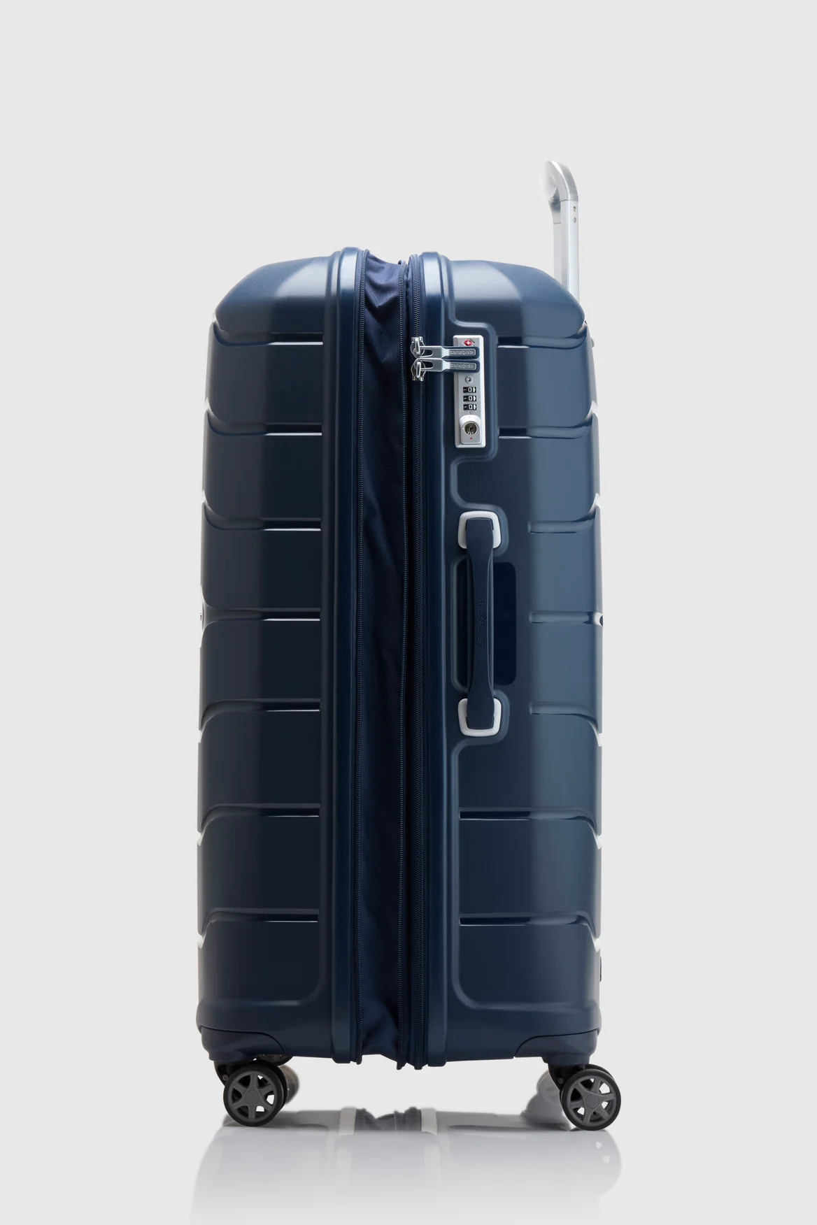 Oc2lite Check-In 75cm Suitcase - Image 3