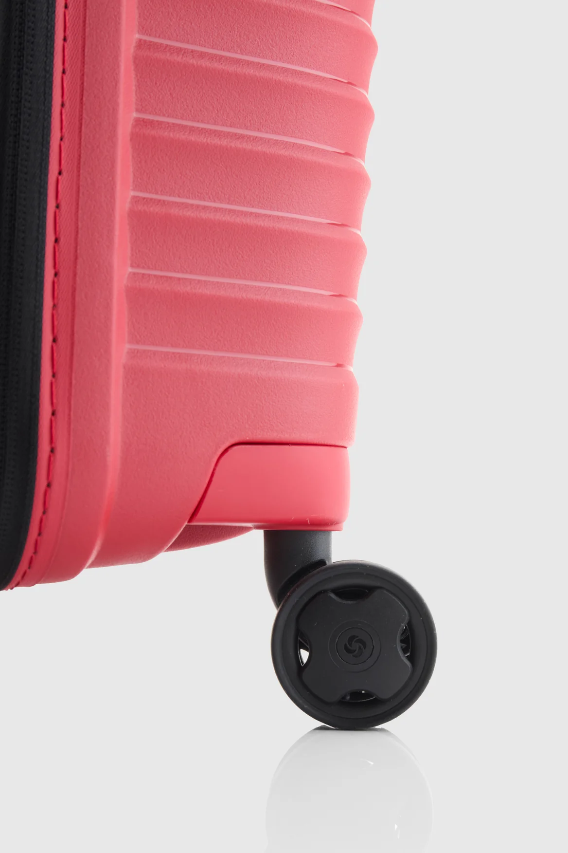 Upscape Carry-On 55cm Suitcase - Image 6