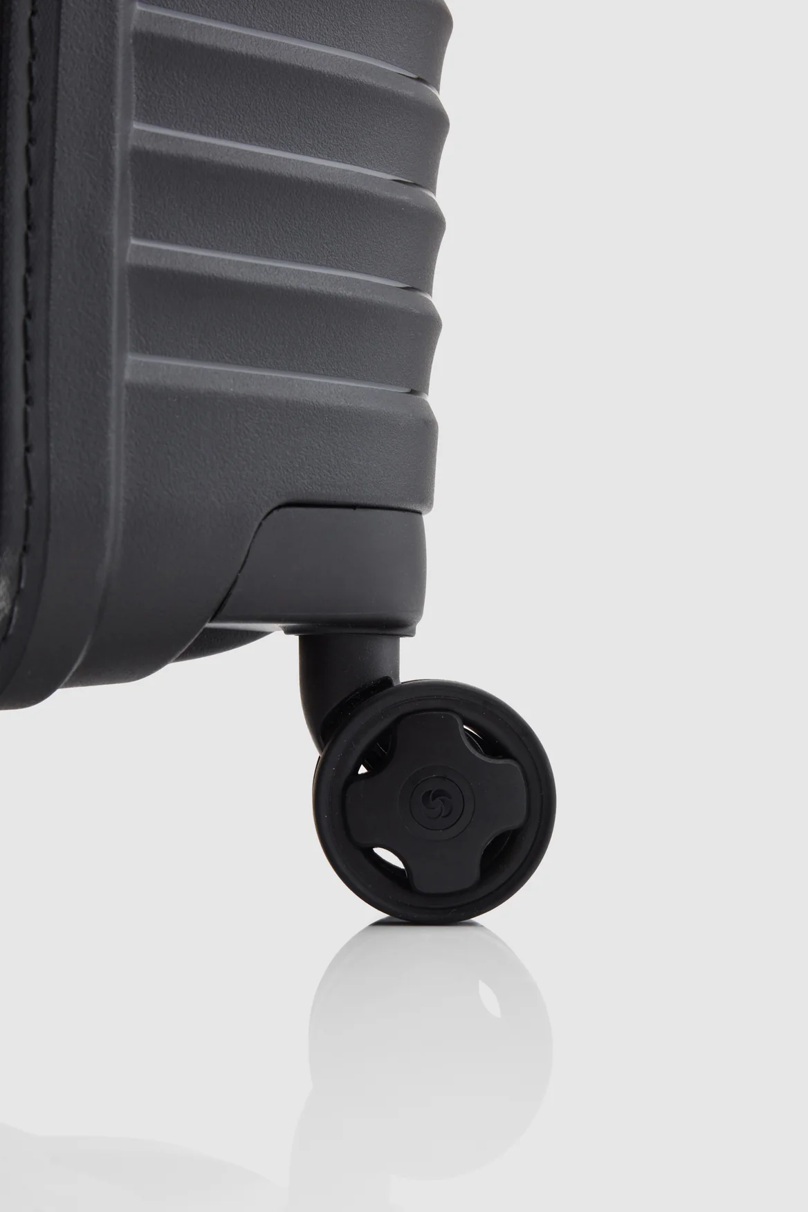 Upscape Check-In 75cm Suitcase - Image 6